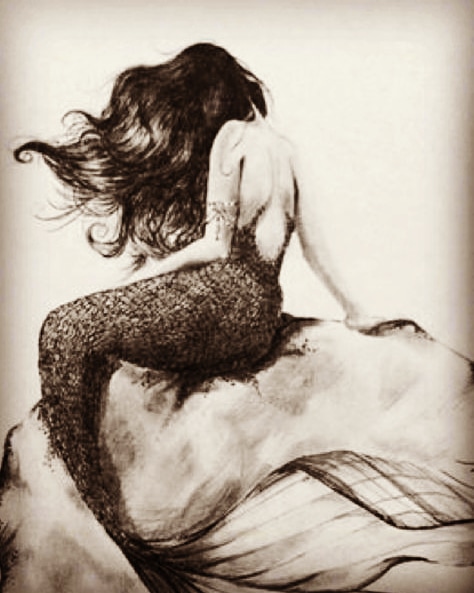 La sirena Partenope: mito, storia e luoghi simbolo nella Napoli antica fondo avorio, effetto carta ruvida, disegno a matita con inchiostro schizzato e contrasti marcati in stile noir