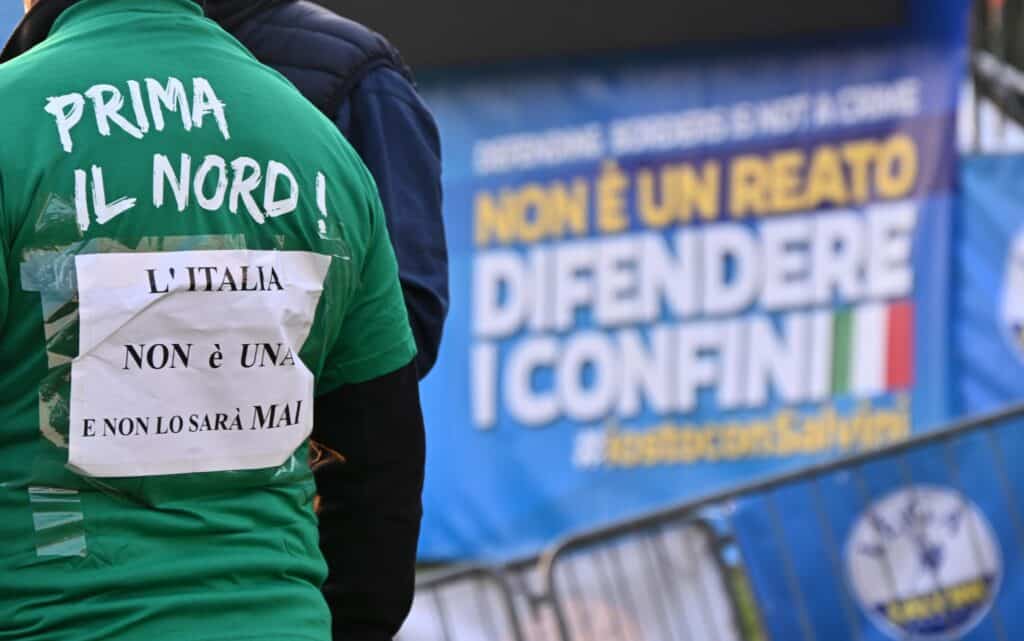 A Pontida slogan 'Italia non è una' e 'giù le mani da Salvini